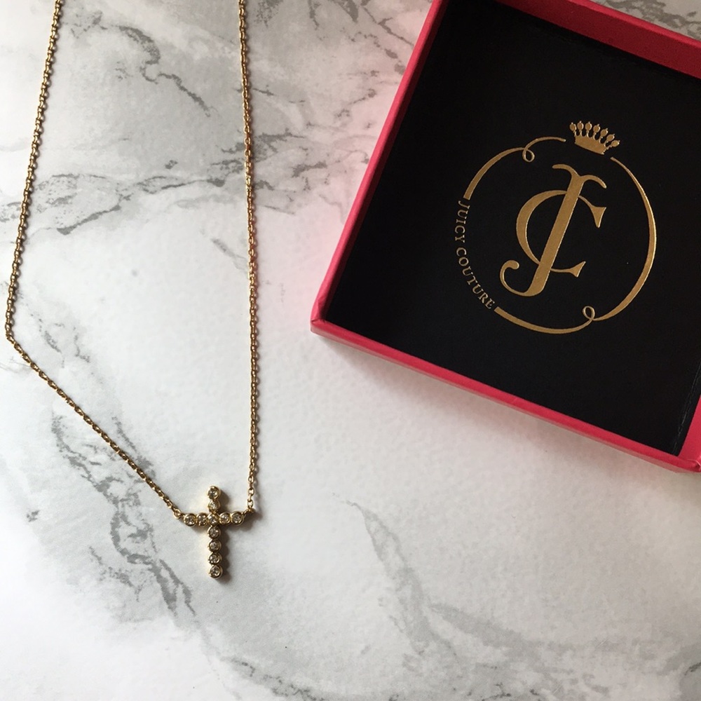Cross pendant necklace